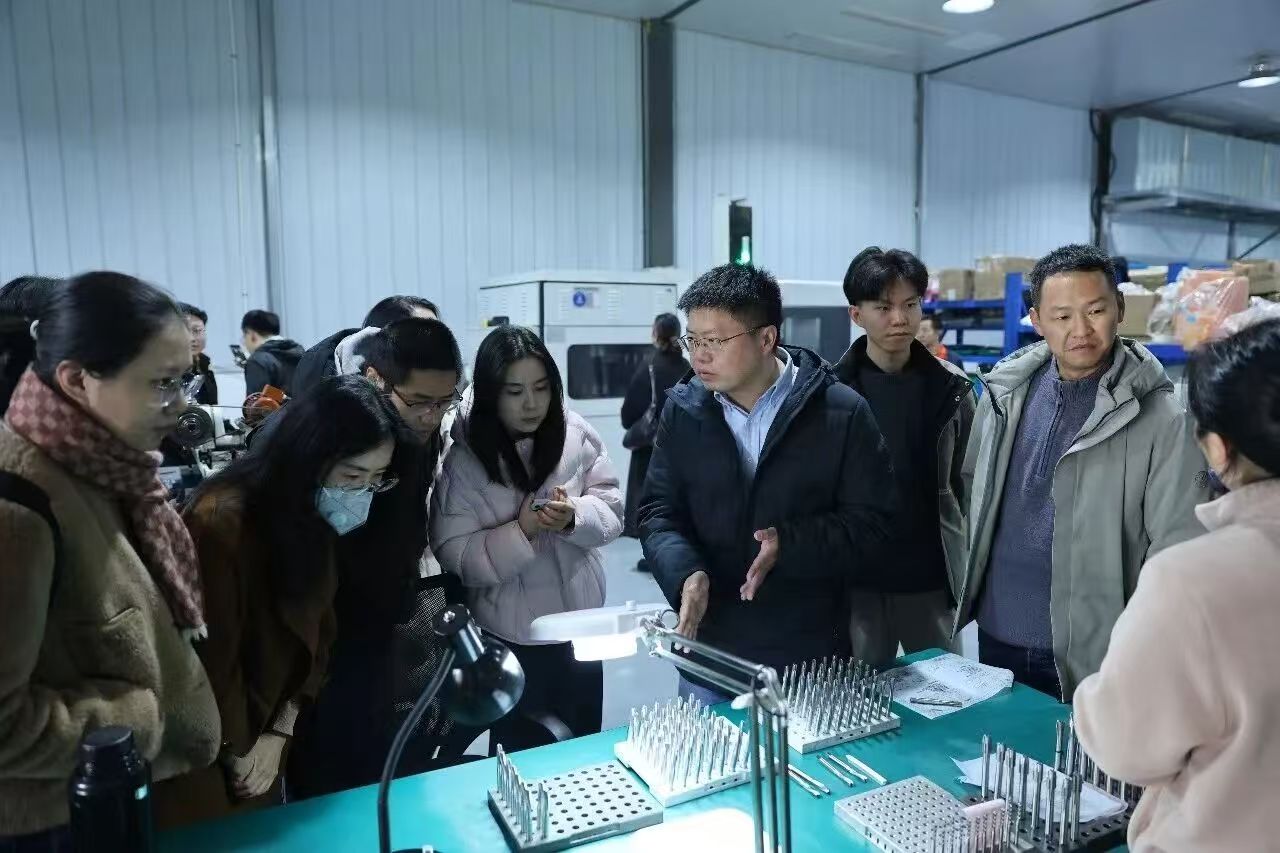 薛锴校友为校友们讲解高精度刀具制造工艺